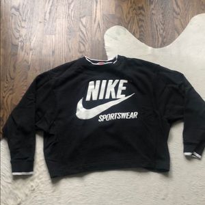Cropped black and white nike sportswear pull over
